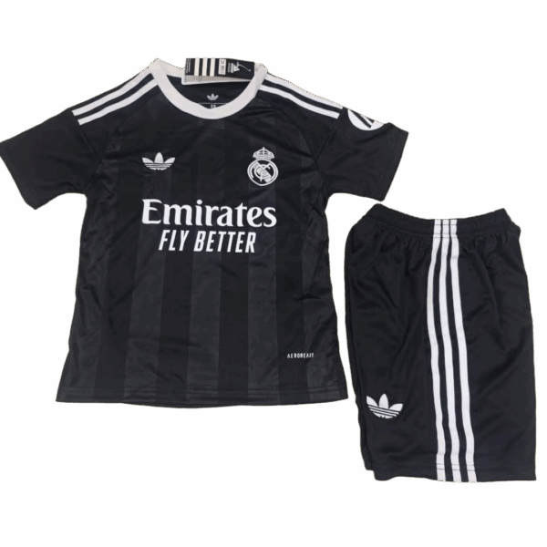 25-26 Children's jersey version of Real Madrid’s Goalkeeper jersey